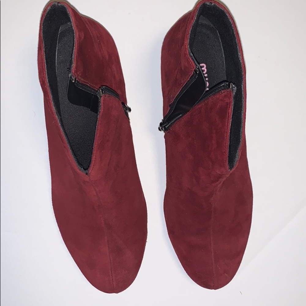 Munro Robyn booties Deep Red size 9